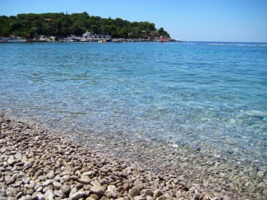 kristal berraklığında su ile güzel çakıl plaj