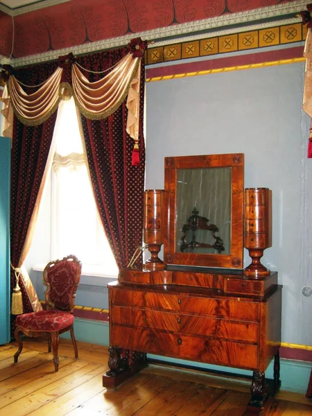 Wnętrze z komodą, lustro, krzesło i curtai — Zdjęcie stockowe