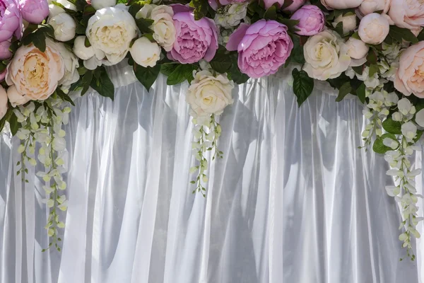 Boog met bloemen van pioenrozen bruiloft Rechtenvrije Stockfoto's