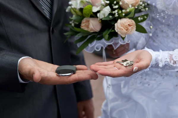 Пара рук с замком, ключами, и свадебный букет — стоковое фото