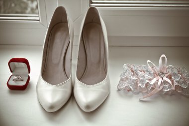 Altın alyans, krem gelin ayakkabıları, jartiyer çifti