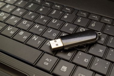 üstünde senin klavye USB flash sürücü