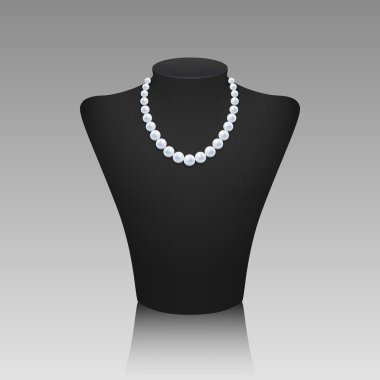 bir raf üzerinde inci kolye