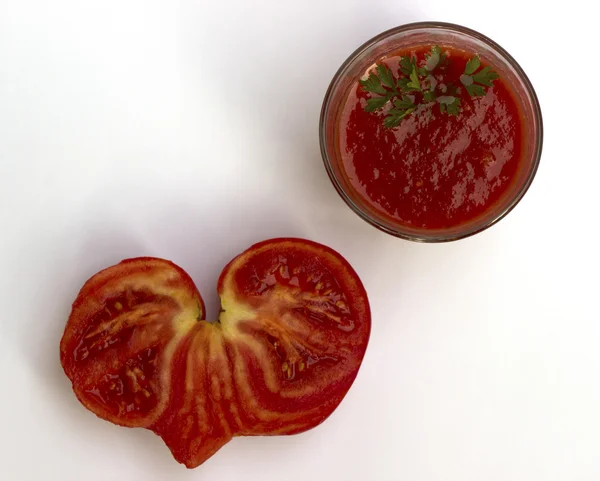 Salsa de tomate ketchup y tomate en forma de corazón — Foto de Stock