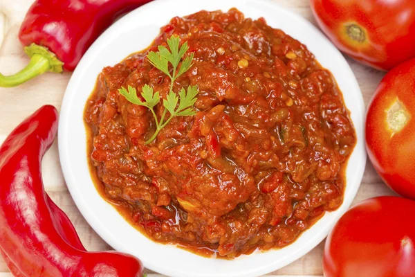 Lutenica-Paprika und Tomaten-Relish auf Holzgrund — Stockfoto