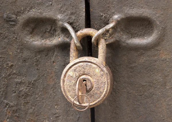 Antiguo candado oxidado en un primer plano de puerta de hierro — Foto de Stock