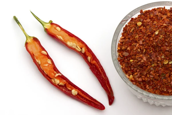 Paprika vločky a čerstvé red hot chili peppers — Stock fotografie