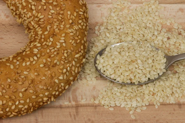 Szczegół obrazu chleba bajgiel z sezamem w łyżka — Zdjęcie stockowe