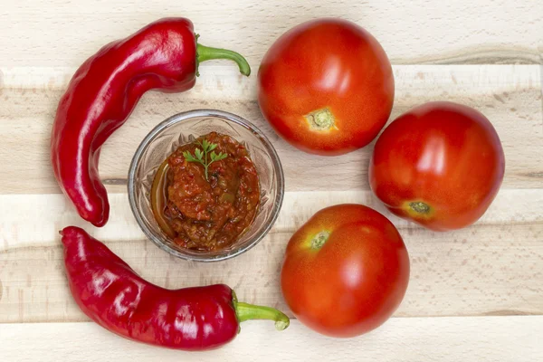 Красный острый соус чили и помидор — стоковое фото