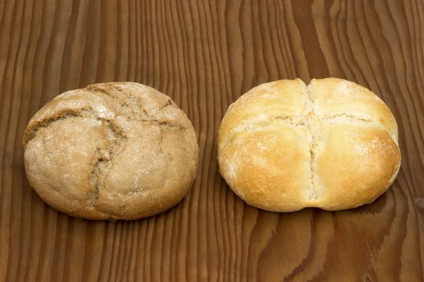 Pequeño bollo de grano dietético y pequeño bollo de grano blanco — Foto de Stock