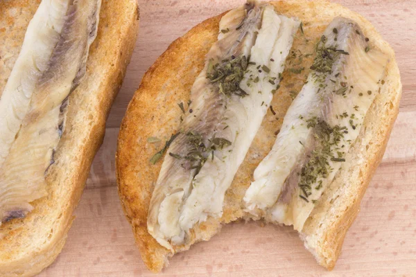 Sandviç ile marine edilmiş balık ekmek üzerine — Stok fotoğraf
