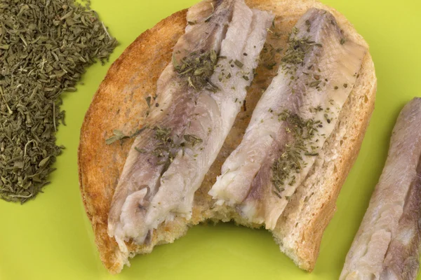 Panini con filetto di pesce sul pane tostato — Foto Stock