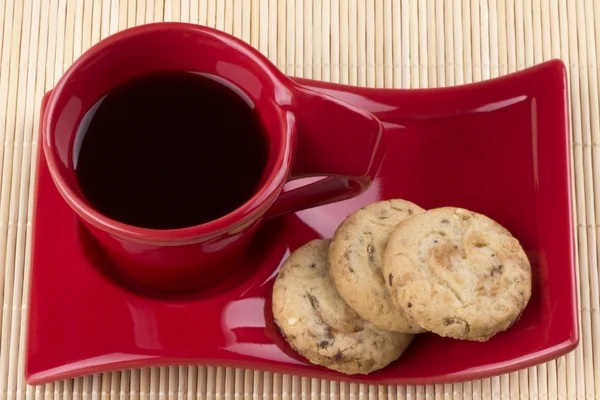 Copo vermelho com biscoitos de café e aveia — Fotografia de Stock