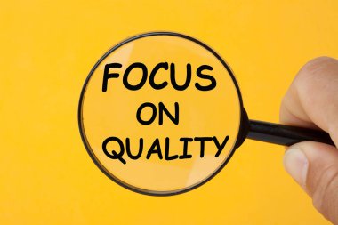 Kaliteli metne odaklanmak için büyüteçle el ele tutuşmak.