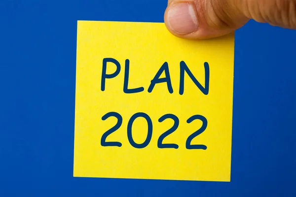 Ręka Trzymająca Żółtą Lepką Kartkę Napisaną Planem 2022 Propozycja Zrobienia — Zdjęcie stockowe