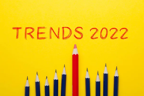 Trendy 2022 Tekst Napisany Żółtym Tle Czerwonym Ołówkiem — Zdjęcie stockowe