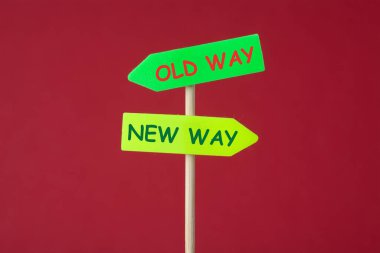 Eski Yol, Yeni Yol 'a karşı kırmızı arkaplanda iki ok işareti ile yazılmış..