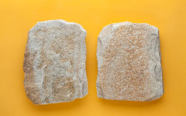 Δύο Κομμάτια Γνέις Ορυκτής Πέτρας Κίτρινο Φόντο — Φωτογραφία Αρχείου