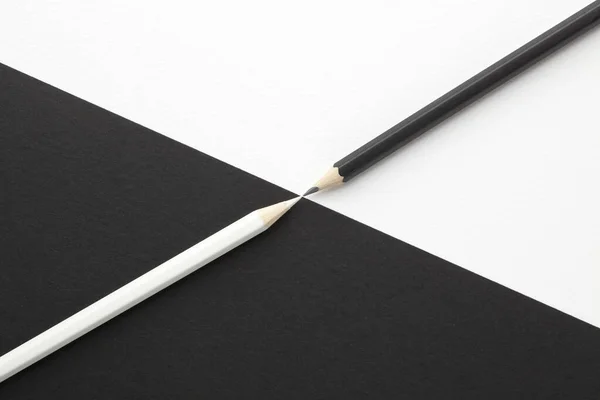 Lápis Preto Branco Virados Para Outro — Fotografia de Stock
