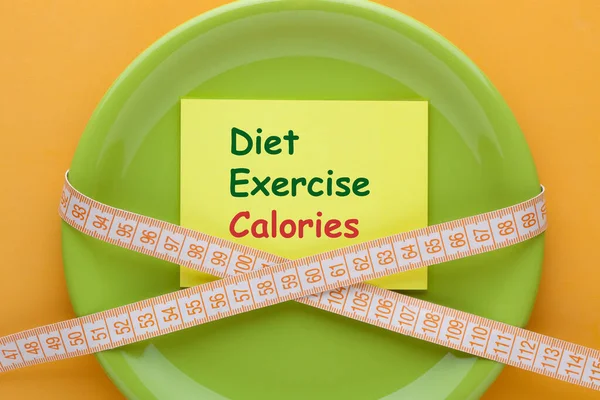 Słowa Dieta Ćwiczenia Kalorie Uwagę Talerzu Taśmą Pomiarową — Zdjęcie stockowe