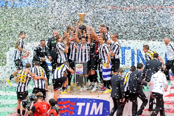 Jogadores da Juventus celebram vitória na liga italiana de futebol — Fotografia de Stock