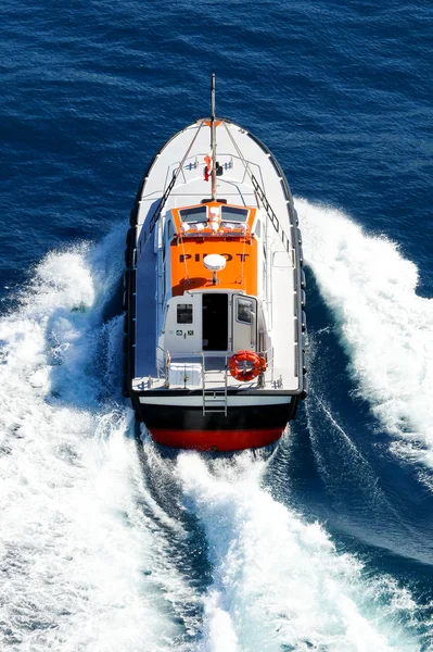 Barco piloto en navegación — Foto de Stock