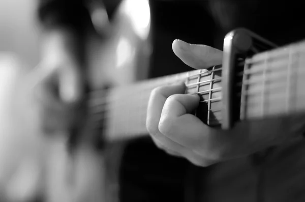 Gitarist spelen op gitaar — Stockfoto