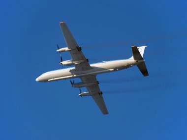 uçak. Rus turboprop yolcu uçağı Il-18 uçuş.