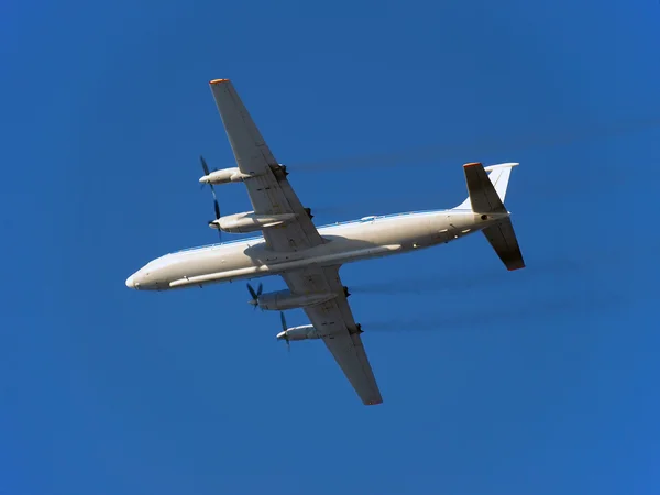 uçak. Rus turboprop yolcu uçağı Il-18 uçuş.