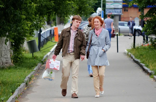 The townspeople come back after shopping — Stock Photo, Image