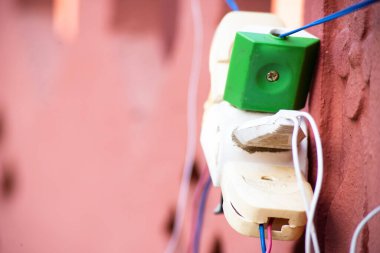 Harzardous elektrik prizi bağlantıları birden fazla prizle aşırı yüklenir ve güvenlik riskine yol açar ve aşırı kullanım enerji krizine yol açar.