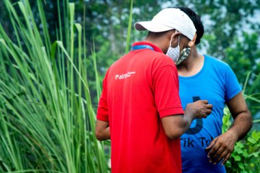 Havaalanı ödemeleri kırmızı gömlek giyen adam dijital cüzdan ve nakit solüsyon bankası, başka bir kişi Tik tok gömlek giyen