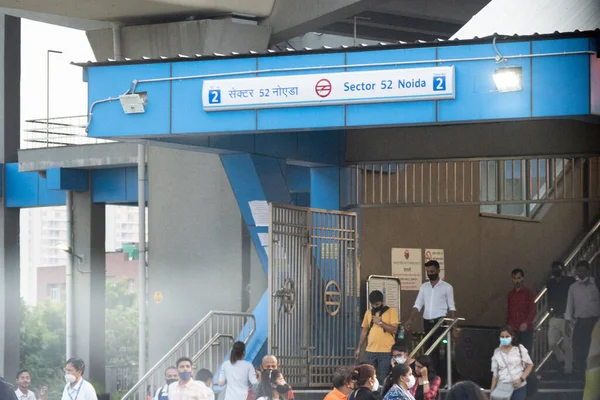 Πλήθος ανθρώπων που βγαίνουν από τον τομέα 52 του μετρό Noida με μάσκες καθώς η δημόσια συγκοινωνία σταδιακά ανοίγει με ρύπανση και coronavirus COVID 19 — Φωτογραφία Αρχείου