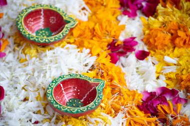 Çiçek yapraklı rangoli yakın plan çekimleri. El yapımı toprak kaplama, kahverengi ve yeşil diya lambası. Hint bayramı için kullanılıyor.