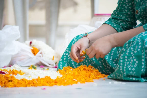 Giovani donne indiane mani strappando fiori di gelsomino in modo che i petali possono essere utilizzati per la decorazione, rituale, rangolis sulla festa del Diwali, Capodanno o un matrimonio nella tradizione indù — Foto Stock