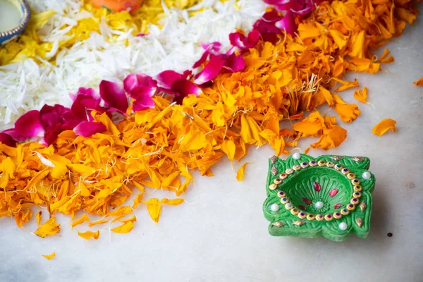 Primer plano tiro de flor pétalo rangoli con barro pintado a mano marrón y verde diya lámpara utilizada en la decoración para el festival indio de diwali, boda, año nuevo — Foto de Stock