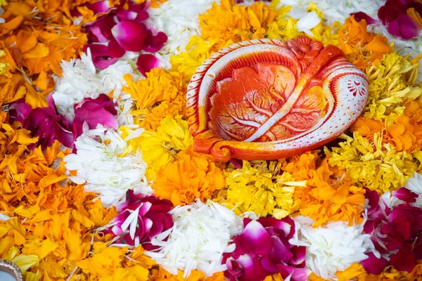 Közeli felvétel a virág szirom rangoli kézzel festett szirom alakú cseresznye diya lámpa díszítésére használt indiai fesztivál diwali, esküvő, újév — Stock Fotó