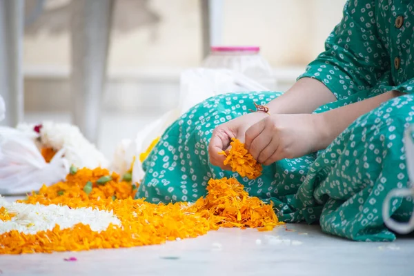 Fiatal indiai nők kezét könnyező jázmin virágok, így a szirmok lehet használni a dekoráció, rituális, rangolis a fesztivál Diwali, újév vagy egy esküvő a hindu hagyomány — Stock Fotó