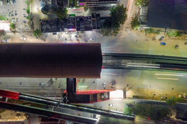 Yukarıdan aşağıya insansız hava aracı görüntüsü, kırmızı kubbeden ayrılan metro istasyonunu gösteriyor.