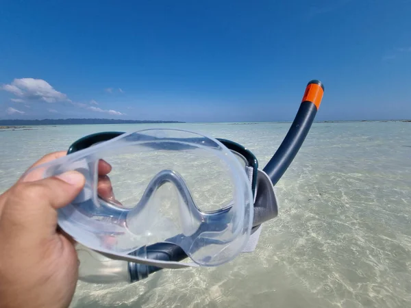 Panning tiro segurando uma máscara de snorkeling e tubo de respiração enquanto vai da praia para as águas verdes azuis em kala pathar praia andaman nicobar ilha Índia — Fotografia de Stock