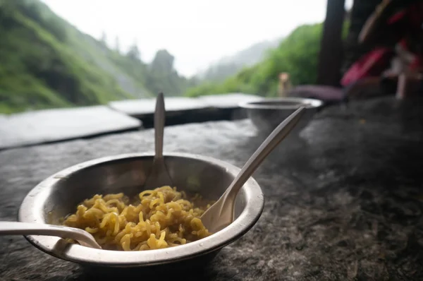 Fideos instantáneos como maggi servidos en plato de acero con tenedores grapa en dhaba pequeños restaurantes en las estaciones de la colina en la India como Shimla McLeodganj — Foto de Stock