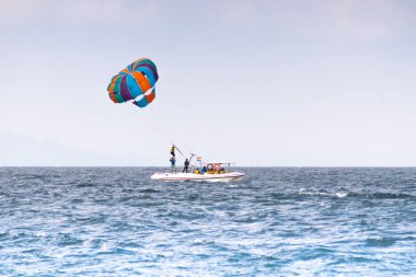 Uzakta birden fazla tekne uçuyor. Macera sporları yaparken Jet Sking gibi. Goa Havelock and man Nicobar Adası 'ndaki yoğun yaz sezonunu gösteriyor.