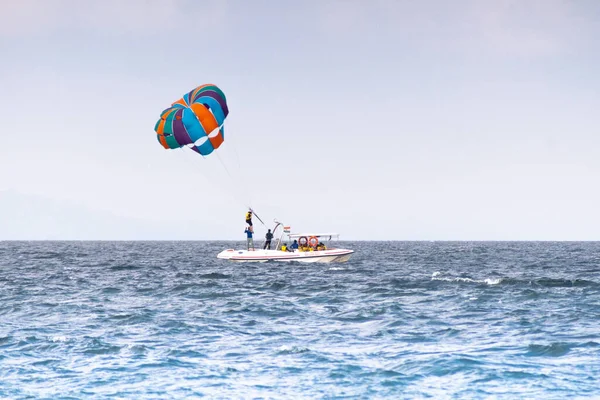 Uzakta birden fazla tekne uçuyor. Macera sporları yaparken Jet Sking gibi. Goa Havelock and man Nicobar Adası 'ndaki yoğun yaz sezonunu gösteriyor.