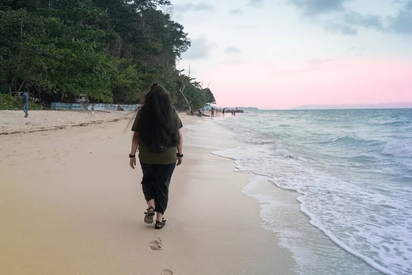 Mujer india joven caminando en la playa kalapathar en havelock andaman y nicobar al atardecer mostrando este relajante destino turístico paraíso tropical —  Fotos de Stock