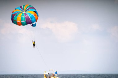 Uzakta birden fazla tekne uçuyor. Macera sporları yaparken Jet Sking gibi. Goa Havelock and man Nicobar Adası 'ndaki yoğun yaz sezonunu gösteriyor.