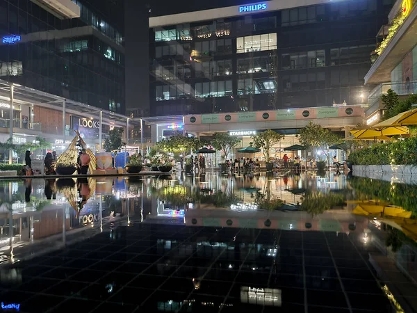 Night shot of worldmark shopping center in gurgaon showing multiple dining places for food and expansive open area for people to unwind — Foto Stock