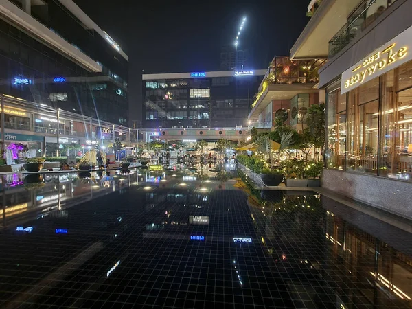 Night shot of worldmark shopping center in gurgaon showing multiple dining places for food and expansive open area for people to unwind — Stock Photo, Image