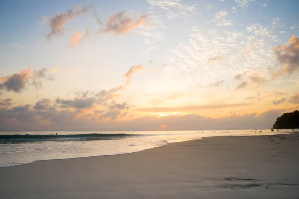 Pusta plaża z pomarańczowy niebieski zachmurzone niebo strzał w kalapathar plaży Havelock andaman Nicobar wyspa Indie — Zdjęcie stockowe