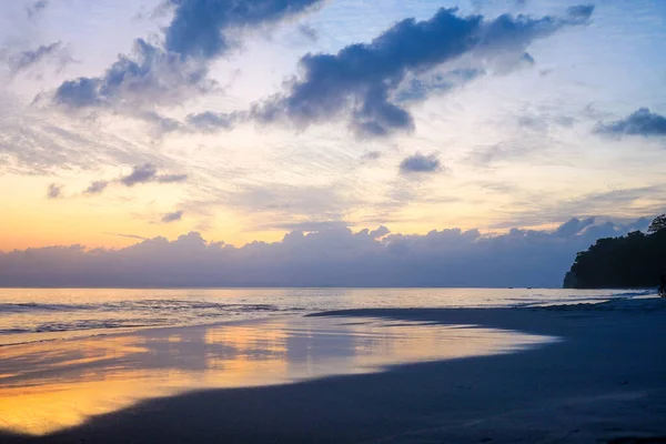 Empty beach with the orange blue cloudy sky shot in kalapathar beach havelock andaman nicobar island India — 스톡 사진