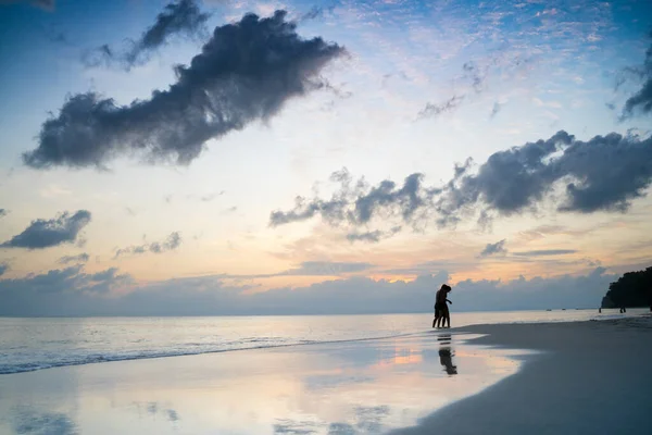 Silhouette blurred people on beach with beautiful orange, blue cloudy sunset on kalapathar beach havelock in andaman nicobar island india — 스톡 사진